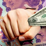 ECONOMÍA – Dólar ahorro: casi 60.000 hogares renunciaron a los subsidios para comprar el cupo de u$s200