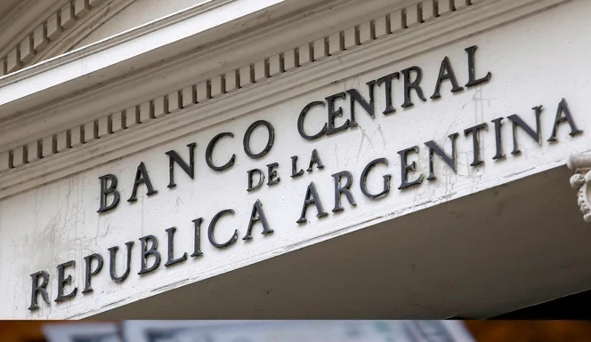NACIONALES – El Banco Central (BCRA) flexibilizó el cepo cambiario para empresas